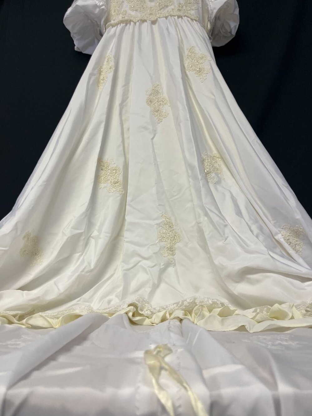 Vintage 1970's Wedding dress with long trail and floral beading - Picture 15 of 16